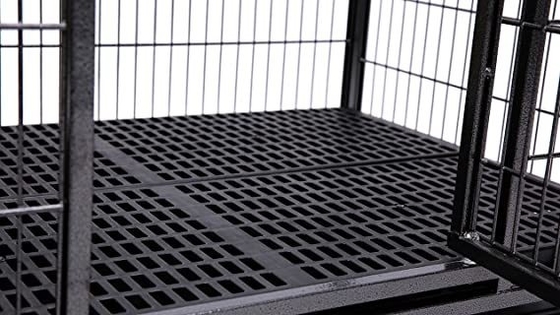 Perros grandes Perreras y cajas de metal pesado con cuatro ruedas en negro sólido